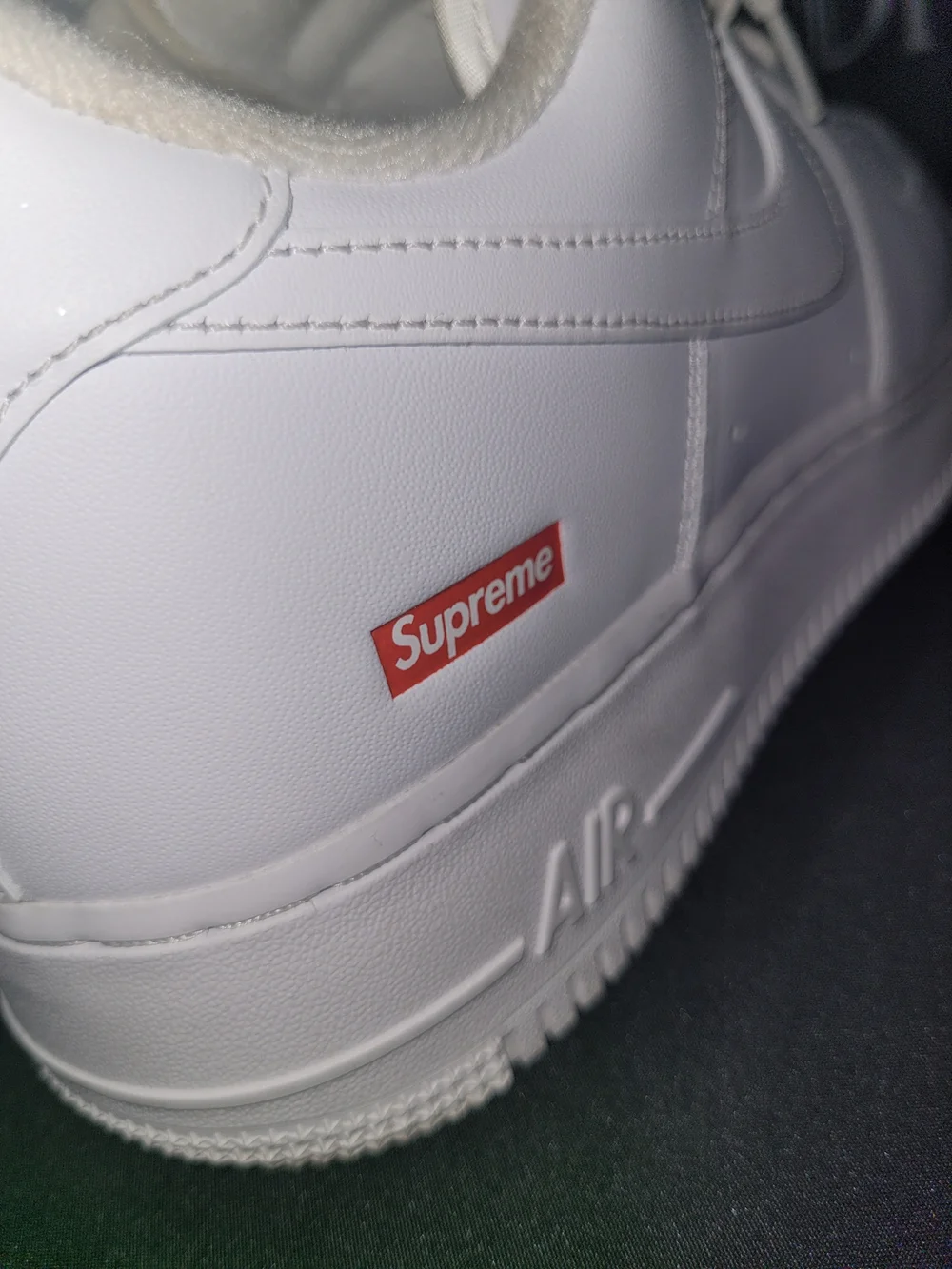 Nike Air Force 1 x Supreme White Sneakers